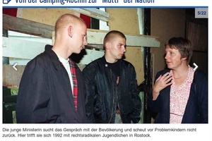 Bundesjugendministerin Angela Merkel im Gespräch mit rechten Skinheads in Rostock.