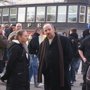 Der 2014 verstorbene Peter Klose (mittig), Führungsperson der NPD in Westsachsen, auf einem Aufmarsch in 2008. Rechts von ihm mit einem T-Shirt der NS-Black Metal Band "Absurd" bekleidet: Tony Gerber.