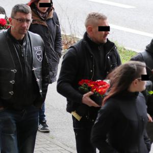 Andre Heise (links) in Kutte des KBA auf dem Weg zur Beerdigung von Thomas Haller in Chemnitz im März 2019