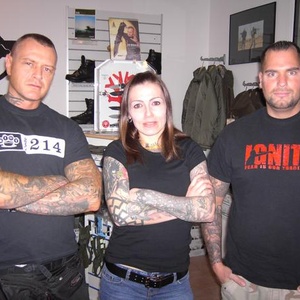 Besuch der White-Power-Liedermacherin „Tara“ im Dezentral in Munster im August 2008. Links Johannes Knoch, rechts Hannes Franke. Besuch der White-Power-Liedermacherin „Tara“ im Dezentral in Munster im August 2008. Links Johannes Knoch, rechts Hannes Franke.