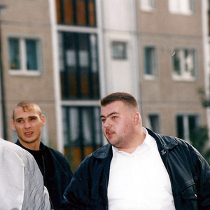 Uwe Mundlos (mitte) gemeinsam mit dem späteren NSU-Unterstützer André Kapke (rechts) im September 1996 bei einem Gerichtsprozess gegen den früheren Rechtsterroristen Manfred  Roeder in Erfurt. Uwe Mundlos (mitte) gemeinsam mit dem späteren NSU-Unterstützer André Kapke (rechts) im September 1996 bei einem Gerichtsprozess gegen den früheren Rechtsterroristen Manfred  Roeder in Erfurt.