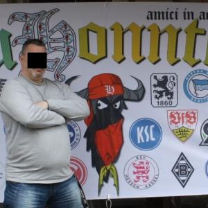 Das Hooligan-Netzwerk der GnuHonnters war durch Mitglieder im rechten Hooligan Bündnis vertreten. Hier posierte ein Darmstadter Aktivist der GnuHonnters vor einem Gruppen-Transparent. Das Hooligan-Netzwerk der GnuHonnters war durch Mitglieder im rechten Hooligan Bündnis vertreten. Hier posierte ein Darmstadter Aktivist der GnuHonnters vor einem Gruppen-Transparent.