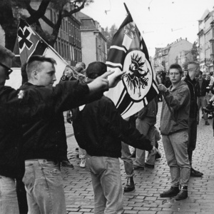 Der Neonazi und VS-Spitzel Kai Dalek (2.v.r.) mit Fotokamera und Ordnerbinde bei einer Neonazidemonstration 1991 in Dresden. Der Neonazi und VS-Spitzel Kai Dalek (2.v.r.) mit Fotokamera und Ordnerbinde bei einer Neonazidemonstration 1991 in Dresden.