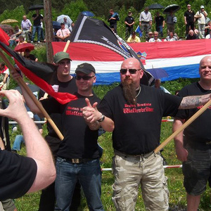 Markus Frntic (im Vordergrund mit Sonnenbrille) und seine »Deutsch Kroatischen Waffenbrüder« 2012 im österreichischen Bleiburg. Markus Frntic (im Vordergrund mit Sonnenbrille) und seine »Deutsch Kroatischen Waffenbrüder« 2012 im österreichischen Bleiburg.
