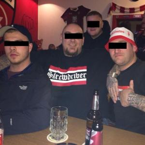 Die Teilnehmer des rechten Hooligan Forums Ralf Schütthelm "Schüttler" (im Skrewdriver Pullover) und Martin Koch (rechts) posieren in der Kneipe "12ter Mann" in Kaiserslautern. Martin Koch trat als Betreiber der Kleidermarke "Adrenalin Fighting Sportswear" öffentlich in Erscheinung. Die Teilnehmer des rechten Hooligan Forums Ralf Schütthelm "Schüttler" (im Skrewdriver Pullover) und Martin Koch (rechts) posieren in der Kneipe "12ter Mann" in Kaiserslautern. Martin Koch trat als Betreiber der Kleidermarke "Adrenalin Fighting Sportswear" öffentlich in Erscheinung.