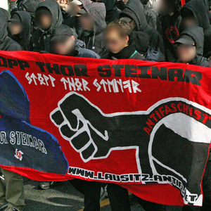 Antifaschistischer Protest gegen die Marke "Thor Steinar" auf einer Demonstration.