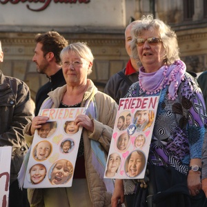 Gisela Wagner (rechts) im Mai 2014 bei einer „Friedensdemo“ in Halle. Sie wurde für die AfD in den dortigen Stadtrat gewählt. Gisela Wagner (rechts) im Mai 2014 bei einer „Friedensdemo“ in Halle. Sie wurde für die AfD in den dortigen Stadtrat gewählt.
