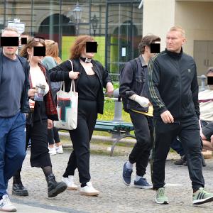 Der angeklagte Neonazi Oliver Werner (rechts vorne) am 23. Mai 2020 bei einer (unangemeldeten) Versammlung zwischen Brandenburger Tor und Bundestag.