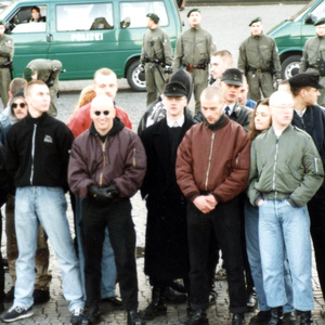 Beate Zschäpe (5.v.r.) als Teilnehmerin an einer NPD-Demonstration in Erfurt am  17. Januar 1998.  Beate Zschäpe (5.v.r.) als Teilnehmerin an einer NPD-Demonstration in Erfurt am  17. Januar 1998.
