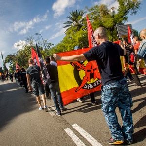 Die etwa 400 Teilnehmenden des Neonazi-Aufmarsches, die sich aus den Gruppen DN, Democracia Nacional Joven, AN, Division Europa, La Falange, Frente x España und NPE zusammensetzen, verteilten sich auf der Demonstration in vier fast gleich große Blöcke, was nicht nur der Sichtbarmachung der einzelnen Gruppen diente, sondern in erster Linie Produkt interner Streitigkeiten ist.  Die etwa 400 Teilnehmenden des Neonazi-Aufmarsches, die sich aus den Gruppen DN, Democracia Nacional Joven, AN, Division Europa, La Falange, Frente x España und NPE zusammensetzen, verteilten sich auf der Demonstration in vier fast gleich große Blöcke, was nicht nur der Sichtbarmachung der einzelnen Gruppen diente, sondern in erster Linie Produkt interner Streitigkeiten ist.