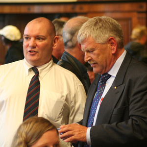 Paul Stuart Barrington (links) mit dem ehemaligen NPD-Bundesvorsitzenden Udo Voigt bei einer Sitzung der BVV Treptow- Köpenick am 26.  August 2010 in Berlin. Paul Stuart Barrington (links) mit dem ehemaligen NPD-Bundesvorsitzenden Udo Voigt bei einer Sitzung der BVV Treptow- Köpenick am 26.  August 2010 in Berlin.