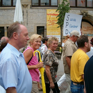 Claudia Wiechmann (mit Schirm) bei einer Demonstration gegen die Hartz-Gesetze am 16.08.2004 in Dessau.