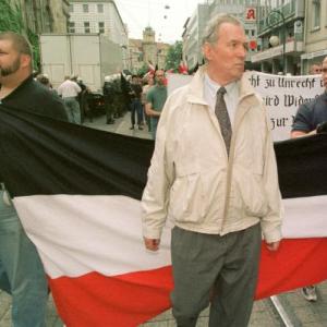 Der Mannheimer Neonazi (links am Transparent) Christian Hehl war Teilnehmer des digitalen rechten Hooligan Bündnises gegen Salafisten. Der Mannheimer Neonazi (links am Transparent) Christian Hehl war Teilnehmer des digitalen rechten Hooligan Bündnises gegen Salafisten.