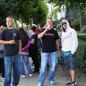 Rechte Lebenswelten bei den »Bürgerprotesten«. Michael Engel (mitte) im »So sind wir« T-Shirt der RechtsRock-Band »Kategorie C«. Rechte Lebenswelten bei den »Bürgerprotesten«. Michael Engel (mitte) im »So sind wir« T-Shirt der RechtsRock-Band »Kategorie C«.