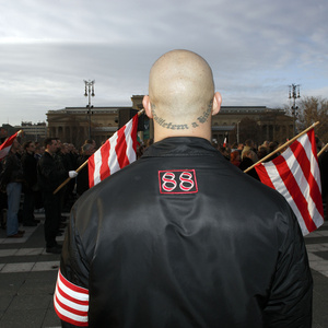 Unter dem Motto "day of honour" versammeln sich am 10.02.2007 über 1000 Neonazis aus ganz Europa auf dem Budapester Heldenplatz. Sie gedenken der letzten großen Schlacht der ungarischer Pfeilkreuzler, Waffen-SS und Wehrmachtssoldaten gegen die Rote Armee im Jahre 1944. Unter dem Motto "day of honour" versammeln sich am 10.02.2007 über 1000 Neonazis aus ganz Europa auf dem Budapester Heldenplatz. Sie gedenken der letzten großen Schlacht der ungarischer Pfeilkreuzler, Waffen-SS und Wehrmachtssoldaten gegen die Rote Armee im Jahre 1944.