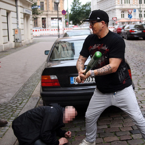 Der AfD-Kandidat Jörg Alsleben (rechts) 2013 bei einer Auseinandersetzung vor der Bar "Heaven" in Magdeburg. Der AfD-Kandidat Jörg Alsleben (rechts) 2013 bei einer Auseinandersetzung vor der Bar "Heaven" in Magdeburg.