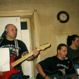 Die Stuttgarter Kneipe »Kolbstube« ist ein Gründungsmythos von Blood & Honour in Deutschland. In einer Wohnung über der Kneipe wohnte 1992 zeitweise Ian Stuart Donaldson (links mit Gitarre), der 1993 verstorbene Gründer und Anführer von B&H. Seine Band Skrewdriver trat mehrfach in der Kneipe auf. Die Stuttgarter Kneipe »Kolbstube« ist ein Gründungsmythos von Blood & Honour in Deutschland. In einer Wohnung über der Kneipe wohnte 1992 zeitweise Ian Stuart Donaldson (links mit Gitarre), der 1993 verstorbene Gründer und Anführer von B&H. Seine Band Skrewdriver trat mehrfach in der Kneipe auf.