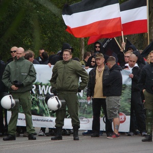 Heiko Krause (Bildmitte mit Mütze) sitzt für die NPD im Kreistag. Heiko Krause (Bildmitte mit Mütze) sitzt für die NPD im Kreistag.
