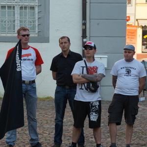 Gemeindam bei einer Neonazikundgebung 2013 in Wittenberg: Der wegen eines versuchten Bombenanschlags 1994 verurteilte Andreas Mattheus (1.v.l.), der NPD-Kreischef Thomas Lindemann (2.v.l.) und das neue Kreisrat-Mitglied Torsten Escherich (3.v.l.). Gemeindam bei einer Neonazikundgebung 2013 in Wittenberg: Der wegen eines versuchten Bombenanschlags 1994 verurteilte Andreas Mattheus (1.v.l.), der NPD-Kreischef Thomas Lindemann (2.v.l.) und das neue Kreisrat-Mitglied Torsten Escherich (3.v.l.).