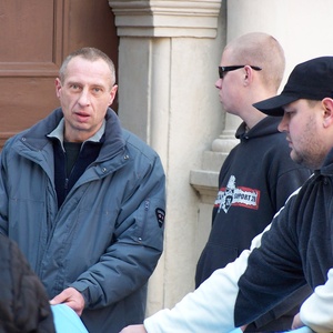 Matthias Brink, hier bei einem Wahlkampfstand 2008, sitzt seit 2004 im Stadtrat von Quedlinburg und ist damit der derzeit dienstälteste, kommunale Mandatsträger auf NPD-Ticket im Bundesland. Matthias Brink, hier bei einem Wahlkampfstand 2008, sitzt seit 2004 im Stadtrat von Quedlinburg und ist damit der derzeit dienstälteste, kommunale Mandatsträger auf NPD-Ticket im Bundesland.