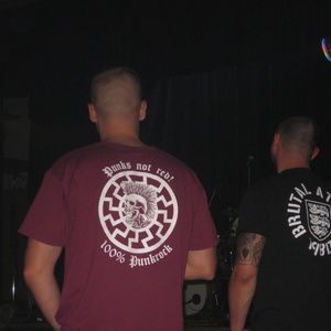 Neonazi Punk-T-Shirt mit SS-Symbolik ("Schwarze Sonne") auf einem rechten OI Konzert.