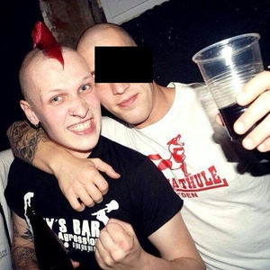 Patrick C. von "Punkfront" (links) präsentiert sich auf facebook. Patrick C. von "Punkfront" (links) präsentiert sich auf facebook.