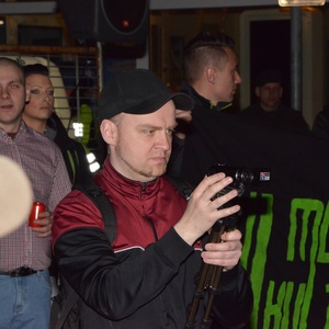 Der Angeklagte Sven Skoda (mitte) bei einem Neonaziaufmarsch in Aachen am 29. März 2014.