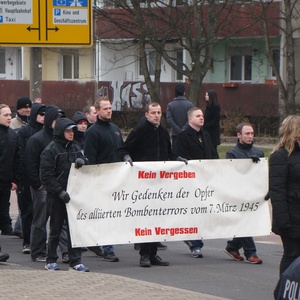 Die neuen NPD-Mandatsträger im Landkreis Wittenberg: Torsten Escherich (3. v.l. am Transparent) und Danilo Wessel (4. v.l.) bei einem Neonaziaufmarsch 2013 in Dessau-Roßlau. Die neuen NPD-Mandatsträger im Landkreis Wittenberg: Torsten Escherich (3. v.l. am Transparent) und Danilo Wessel (4. v.l.) bei einem Neonaziaufmarsch 2013 in Dessau-Roßlau.