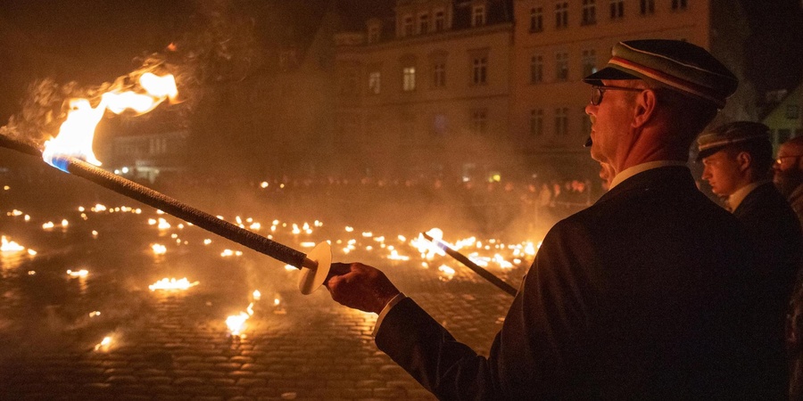 Das Ende des Fackelmarsches auf dem Coburger Marktplatz am Pfingstmontag.