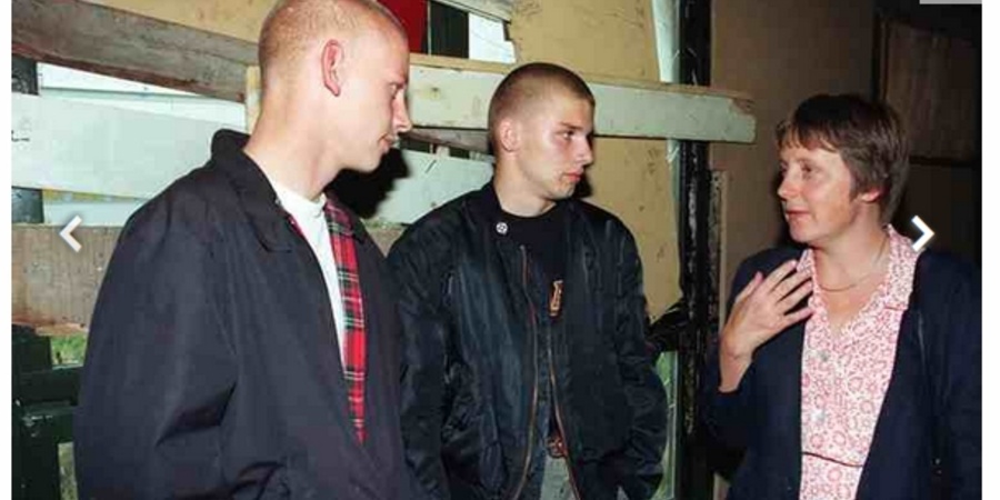 Bundesjugendministerin Angela Merkel im Gespräch mit rechten Skinheads in Rostock. Bundesjugendministerin Angela Merkel im Gespräch mit rechten Skinheads in Rostock.