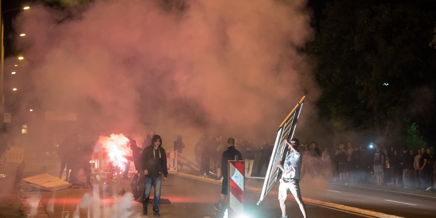 Der rassistische Mob im August 2015 in Dresden-Heidenau. Der rassistische Mob im August 2015 in Dresden-Heidenau.